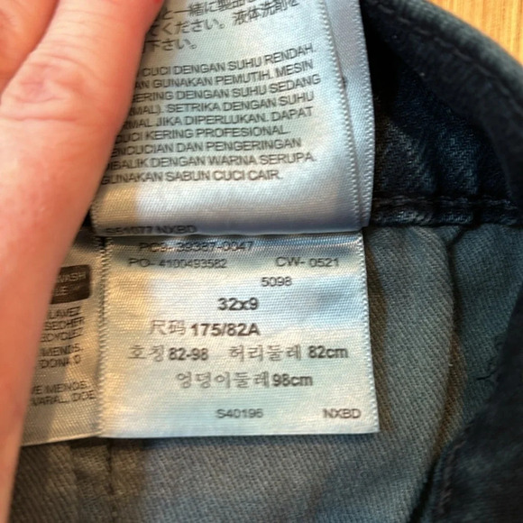 Levi’s Women’s Mid-Thigh Premium Shorts Dark Wash Stretch Size 32 - Picture 7 of 7